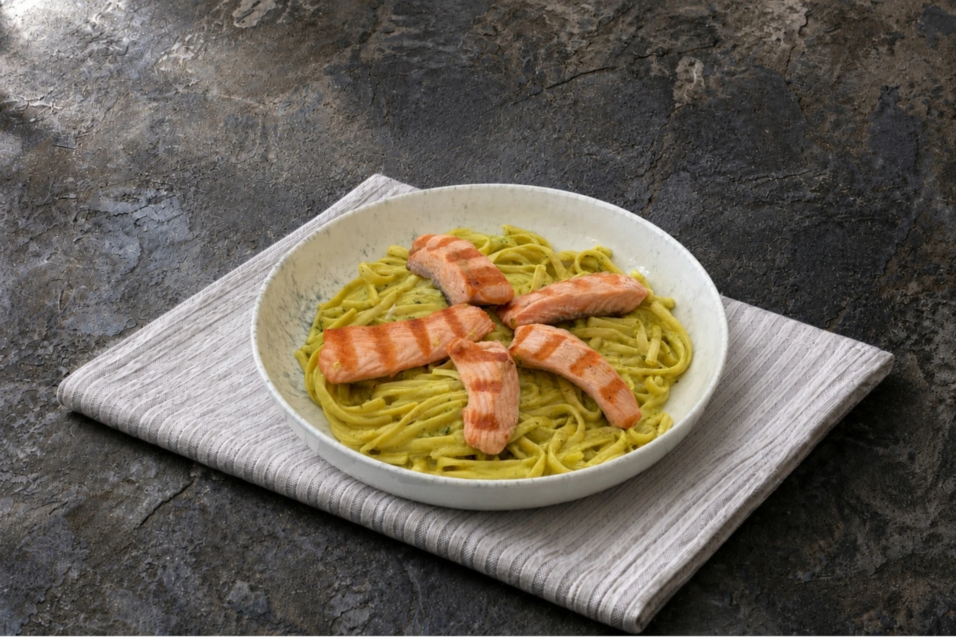 Somonlu Kremalı Spagetti
